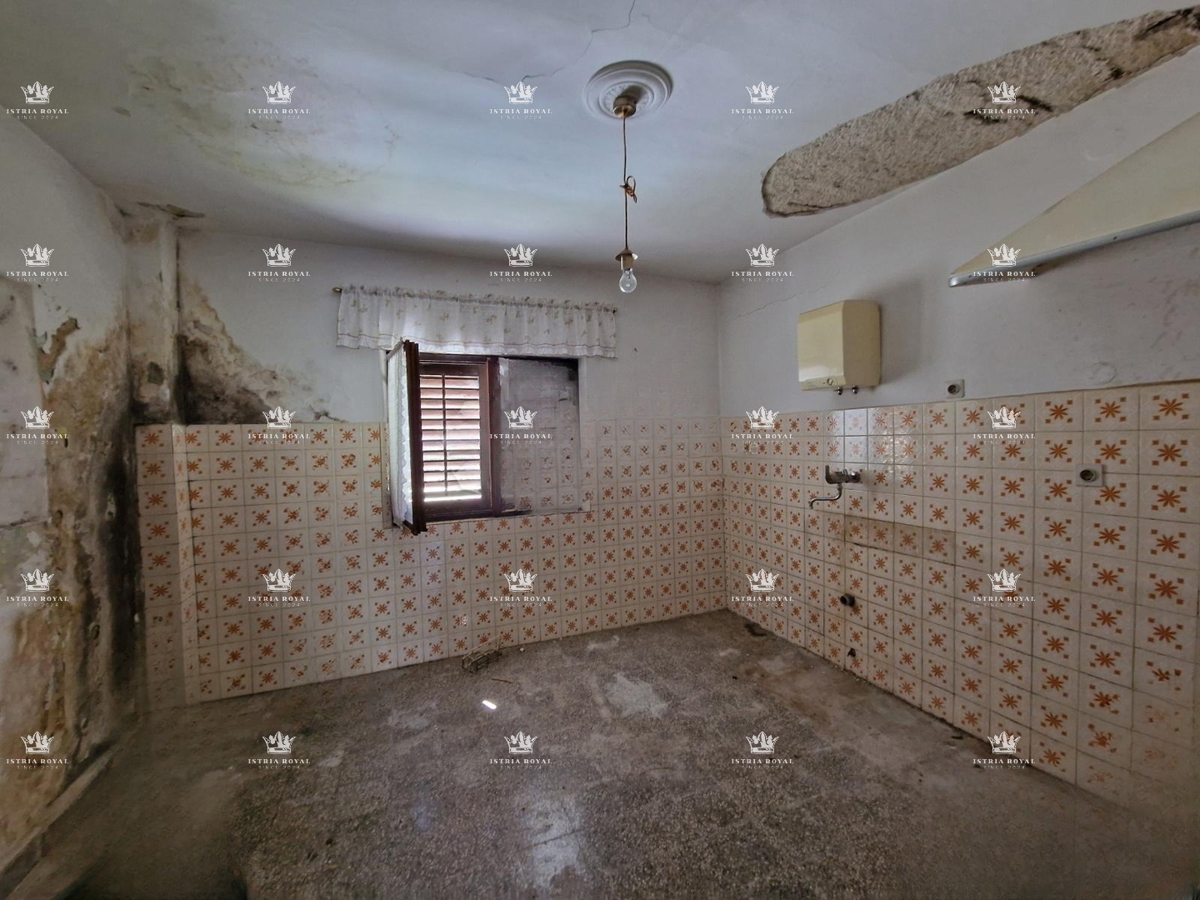 ISTRIA, VENDITA DI UNA DOPPIA CASA IN PIETRA AL PRIMO RIFLESSO DEL MARE – DINTORNI DI NOVIGRAD.