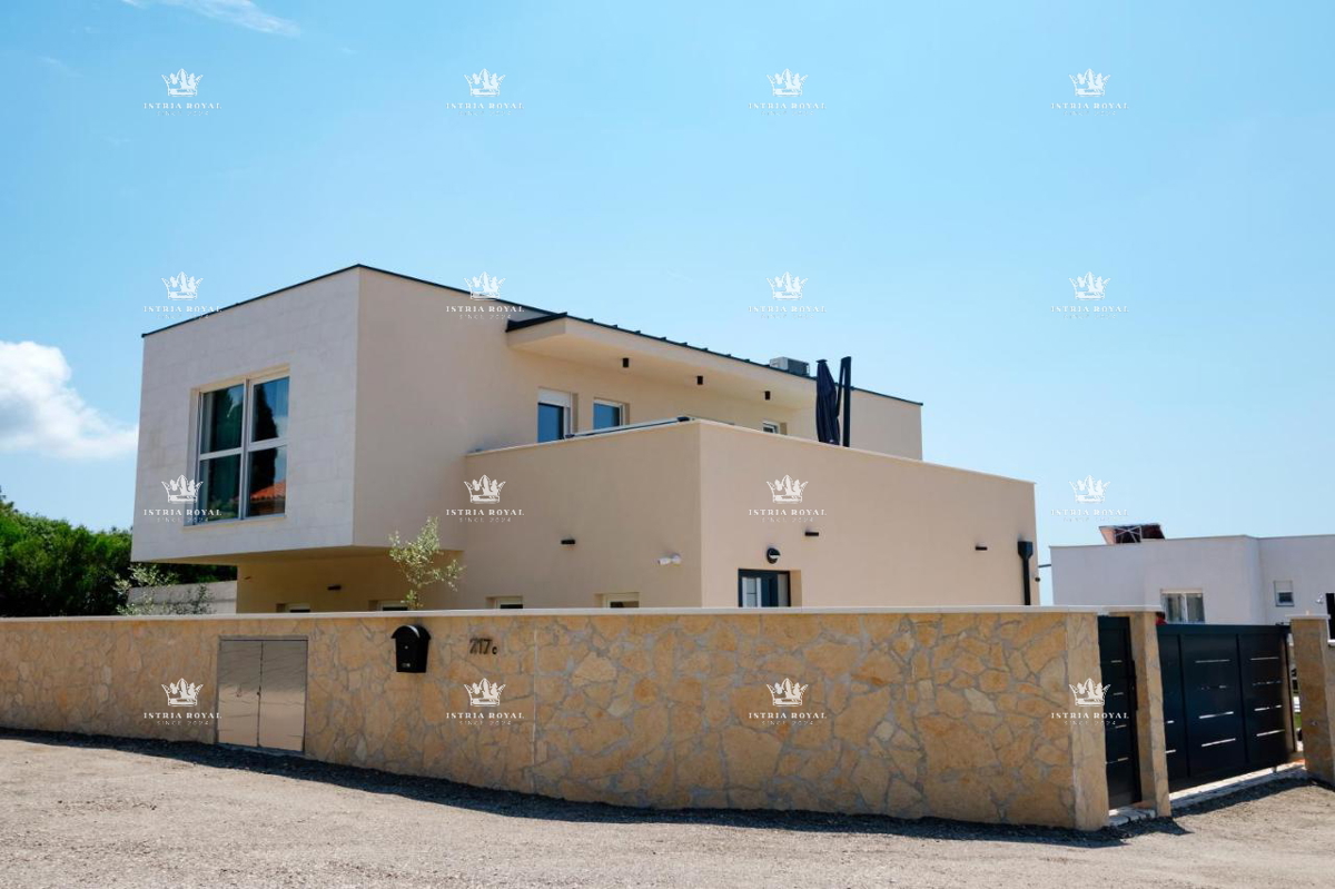 Villa di lusso con piscina in vendita – Pola, nuova costruzione, Istria.