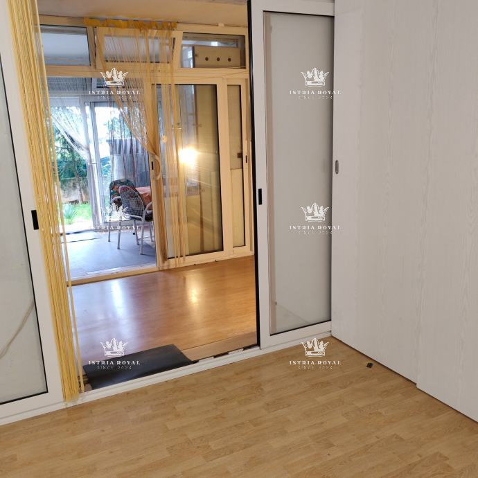 Istra, Mareda, appartamento 55m2, 2 camere da letto + soggiorno, giardino 41m2, 150m dalla spiaggia, piano terra