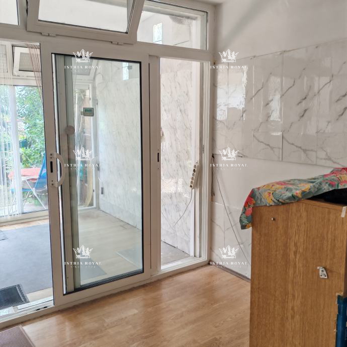 Istra, Mareda, appartamento 55m2, 2 camere da letto + soggiorno, giardino 41m2, 150m dalla spiaggia, piano terra