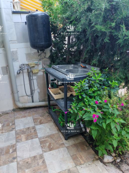 Istra, Mareda, appartamento 55m2, 2 camere da letto + soggiorno, giardino 41m2, 150m dalla spiaggia, piano terra