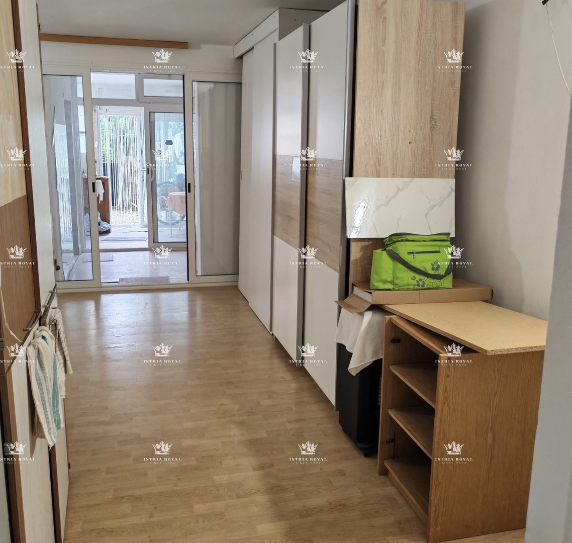 Istra, Mareda, appartamento 55m2, 2 camere da letto + soggiorno, giardino 41m2, 150m dalla spiaggia, piano terra