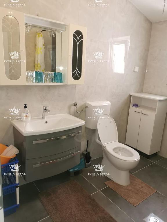 Istria, Medulin, vendita di una casa adattata, seconda fila dal mare.