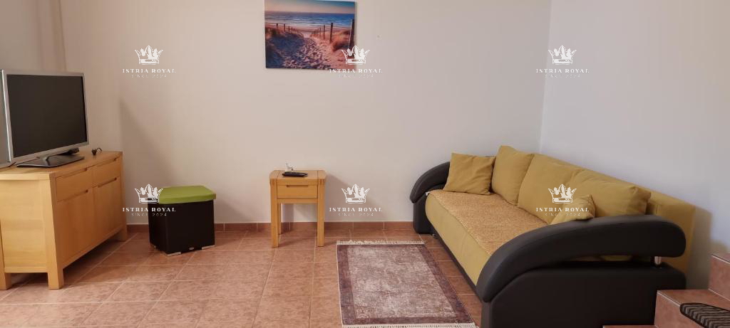 Istria, Medulin, vendita di una casa adattata, seconda fila dal mare.