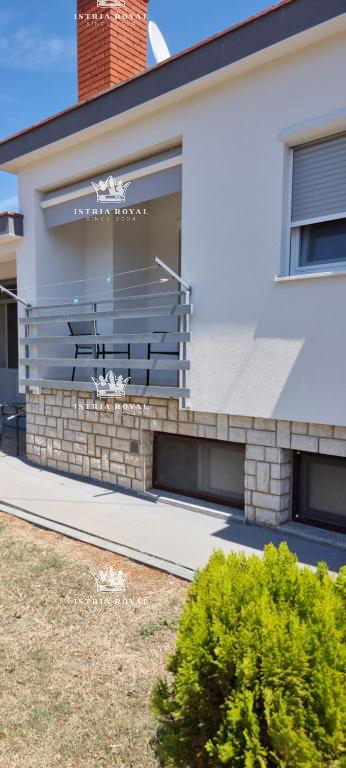 Istria, Medulin, vendita di una casa adattata, seconda fila dal mare.