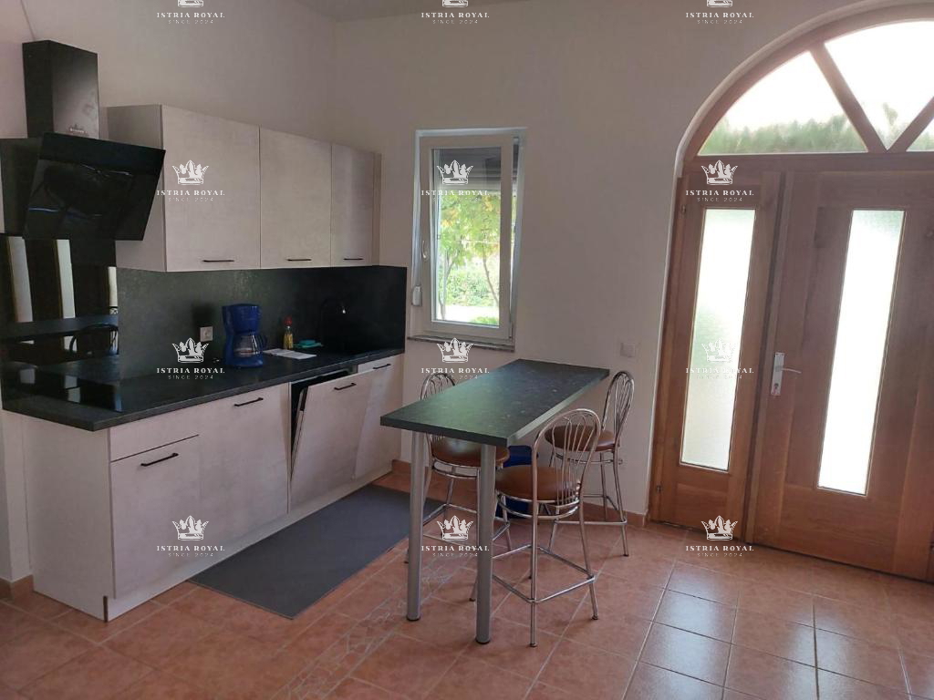 Istria, Medulin, vendita di una casa adattata, seconda fila dal mare.