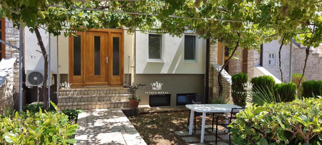 Istria, Medulin, vendita di una casa adattata, seconda fila dal mare.