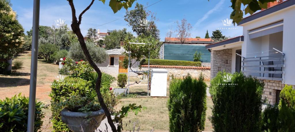 Istria, Medulin, vendita di una casa adattata, seconda fila dal mare.