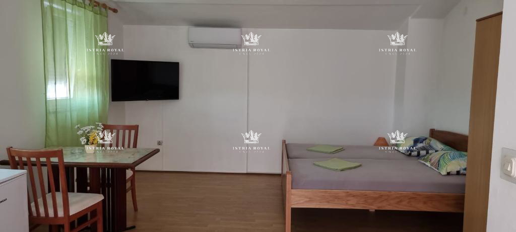 Istria, Medulin, vendita di una casa adattata, seconda fila dal mare.