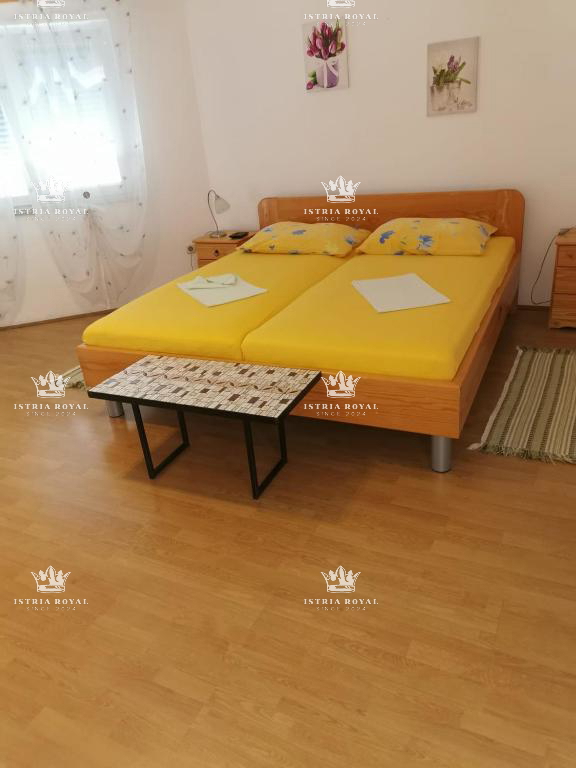 Istria, Medulin, vendita di una casa adattata, seconda fila dal mare.