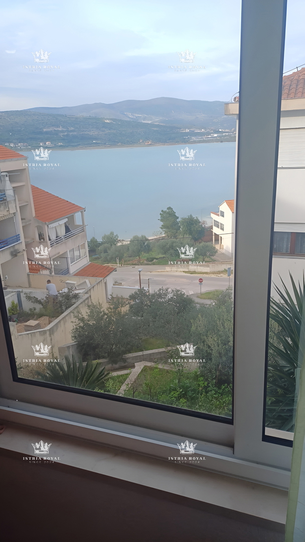 🔥 VENDITA ESCLUSIVA DI UN APPARTAMENTO DI 73m² A TROGIR-ČIOVO, A 100m DAL MARE – VISTA MARE, URGENTE! 🔥