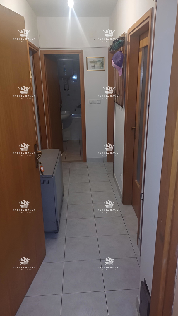 🔥 VENDITA ESCLUSIVA DI UN APPARTAMENTO DI 73m² A TROGIR-ČIOVO, A 100m DAL MARE – VISTA MARE, URGENTE! 🔥