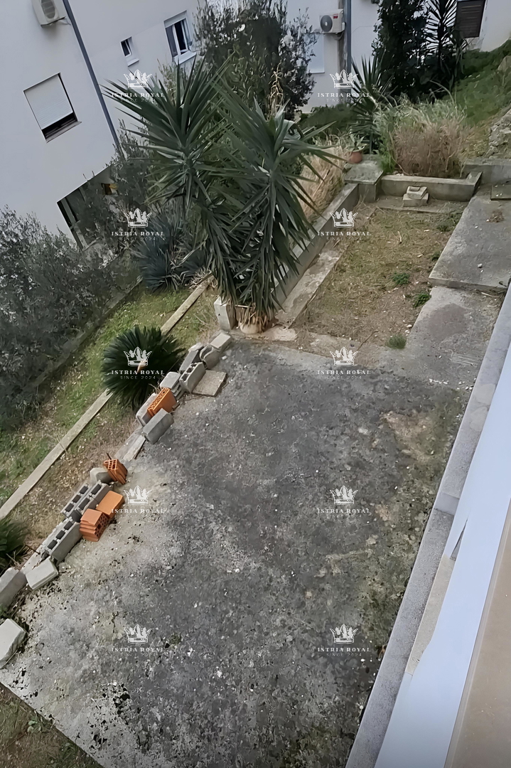 🔥 VENDITA ESCLUSIVA DI UN APPARTAMENTO DI 73m² A TROGIR-ČIOVO, A 100m DAL MARE – VISTA MARE, URGENTE! 🔥