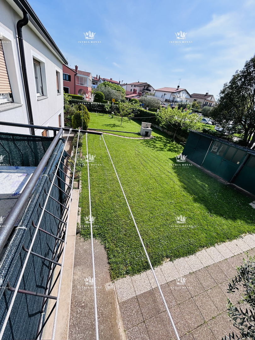 In vendita casa con 4 appartamenti, garage e ampio cortile – periferia di Umago, 1.500 m dal mare