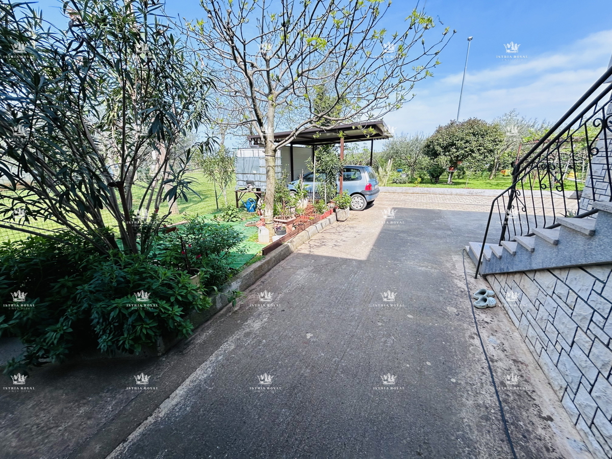 In vendita casa con 4 appartamenti, garage e ampio cortile – periferia di Umago, 1.500 m dal mare