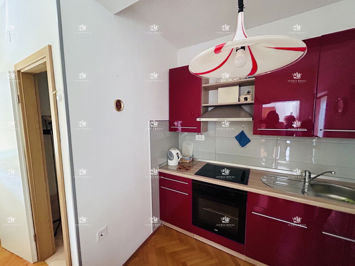In vendita casa con 4 appartamenti, garage e ampio cortile – periferia di Umago, 1.500 m dal mare