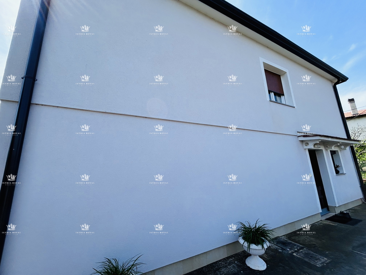 In vendita casa con 4 appartamenti, garage e ampio cortile – periferia di Umago, 1.500 m dal mare