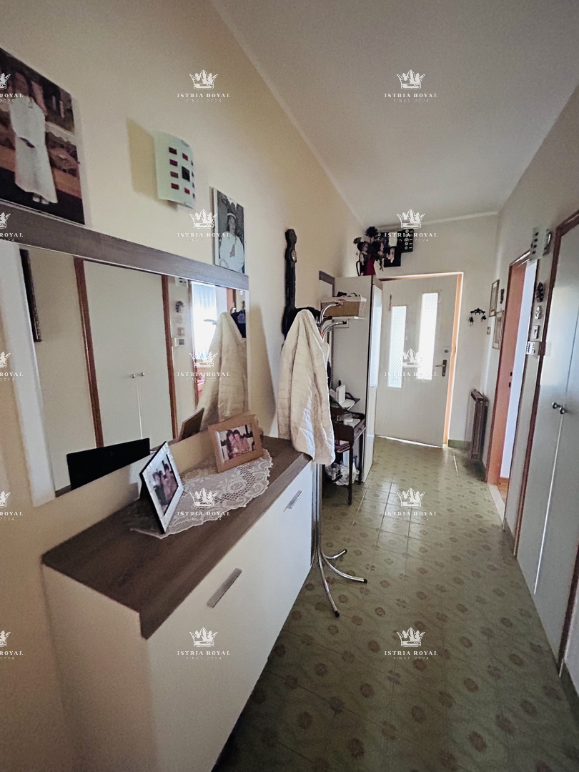 In vendita casa con 4 appartamenti, garage e ampio cortile – periferia di Umago, 1.500 m dal mare
