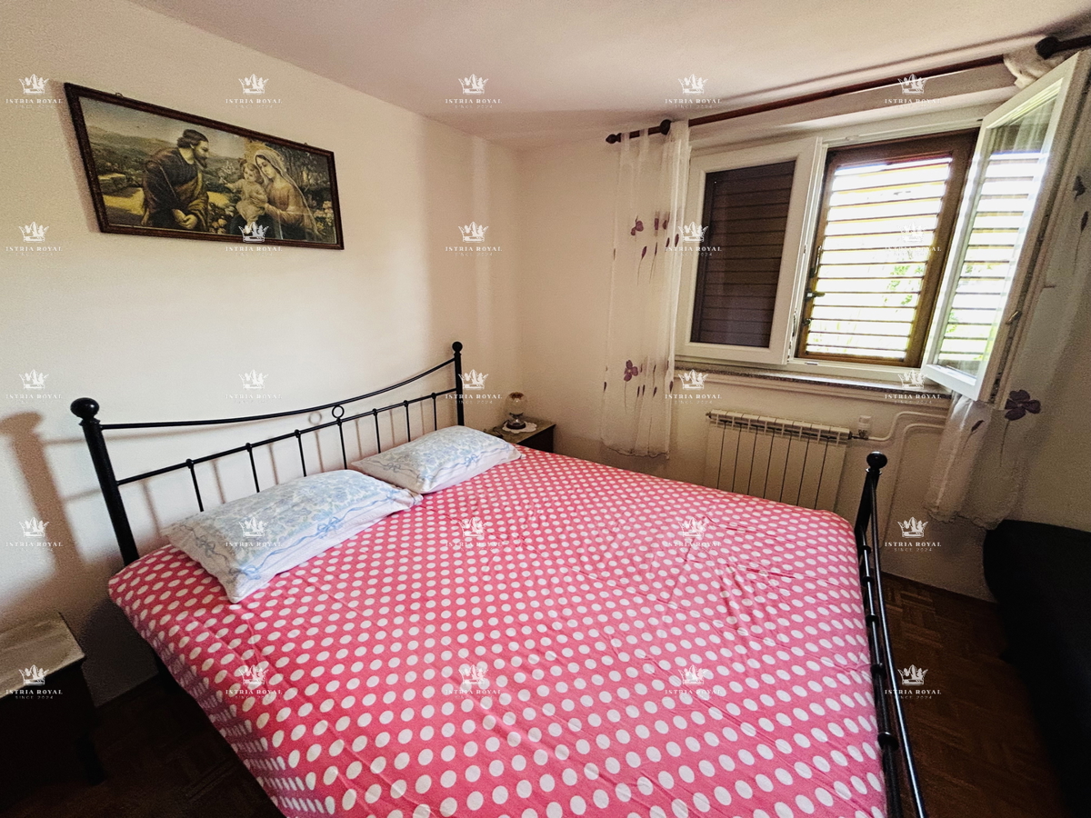 In vendita casa con 4 appartamenti, garage e ampio cortile – periferia di Umago, 1.500 m dal mare