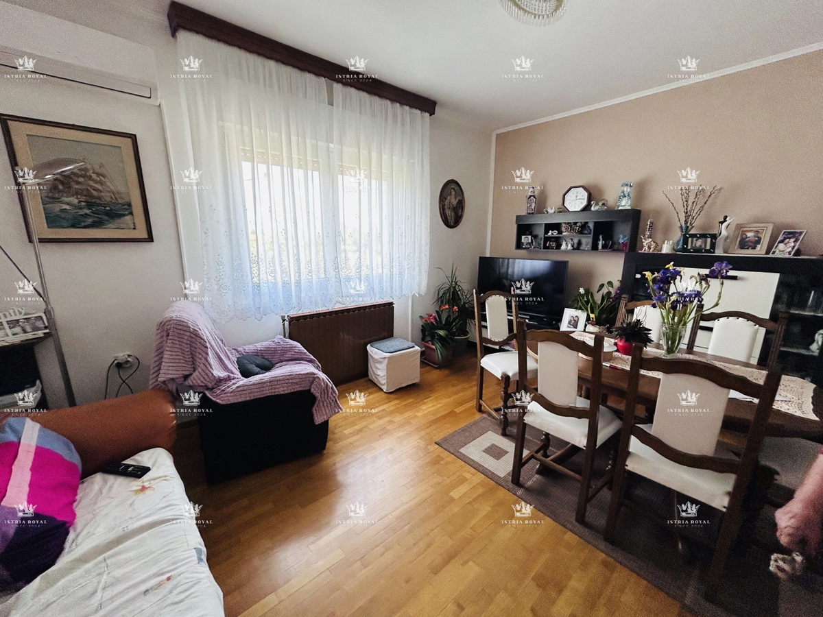 In vendita casa con 4 appartamenti, garage e ampio cortile – periferia di Umago, 1.500 m dal mare