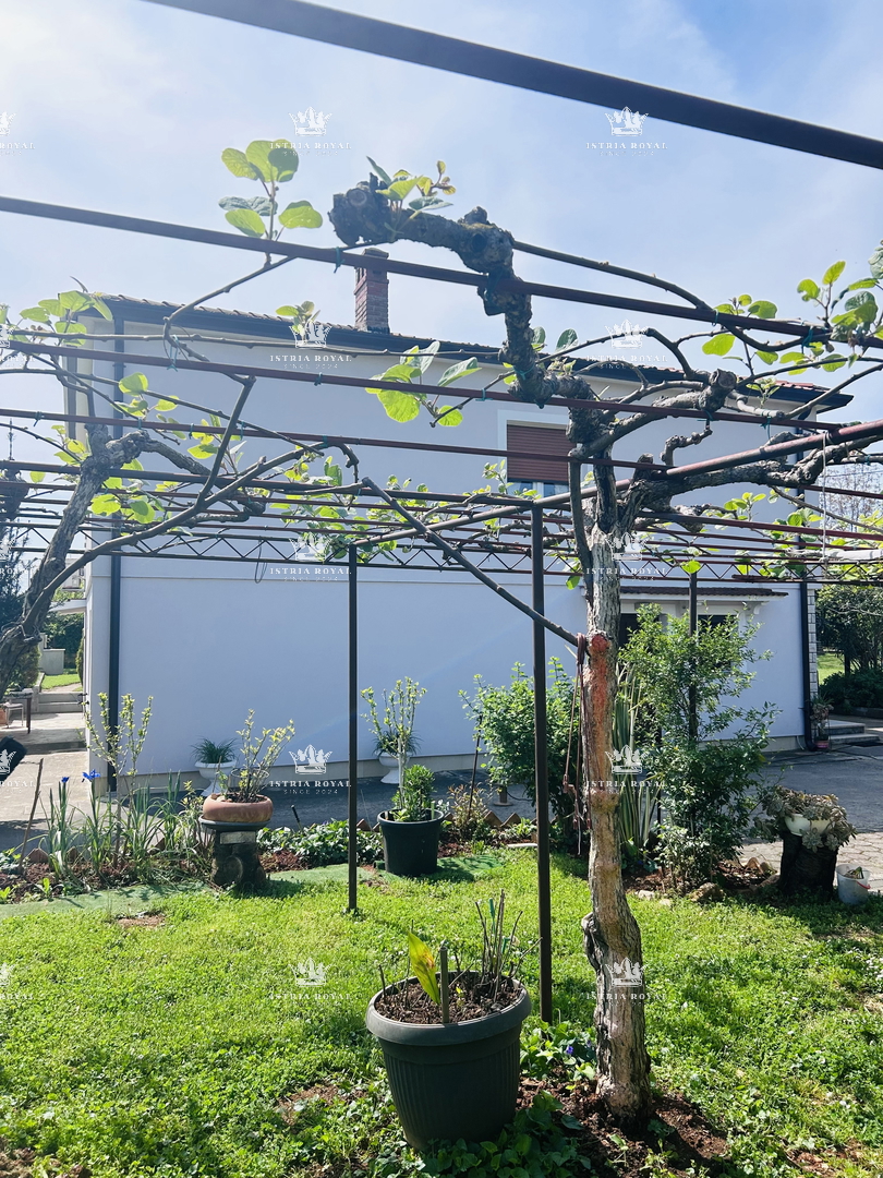 In vendita casa con 4 appartamenti, garage e ampio cortile – periferia di Umago, 1.500 m dal mare