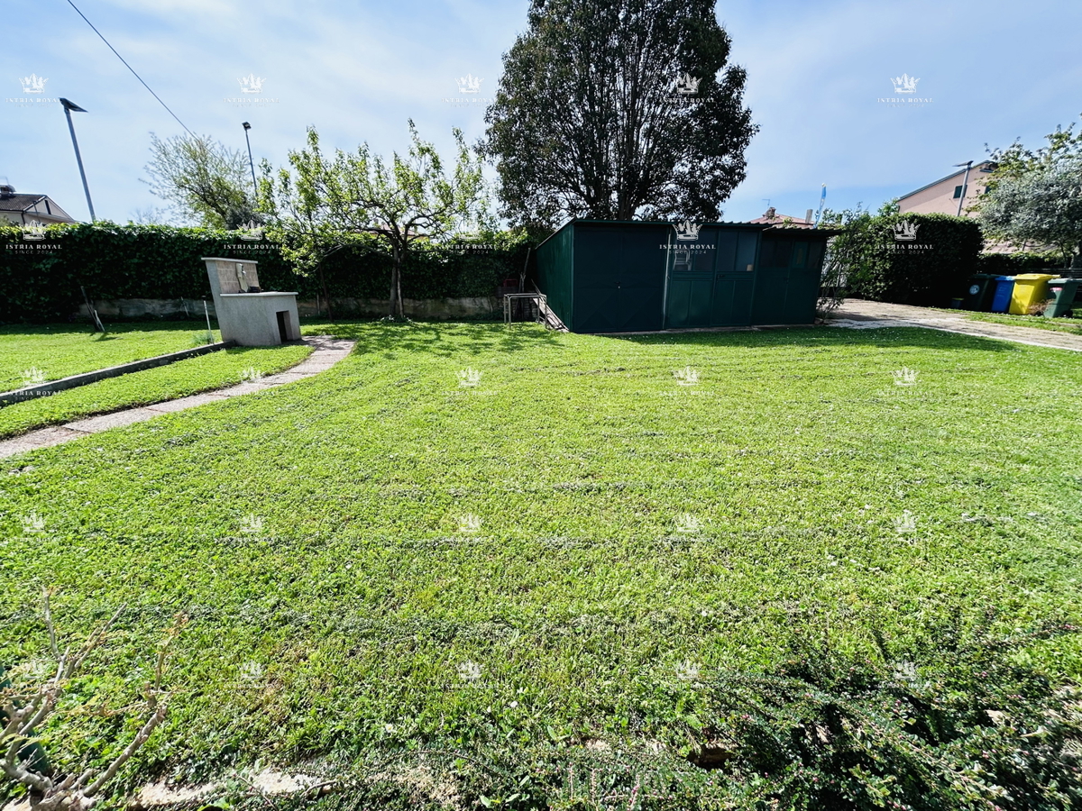 In vendita casa con 4 appartamenti, garage e ampio cortile – periferia di Umago, 1.500 m dal mare