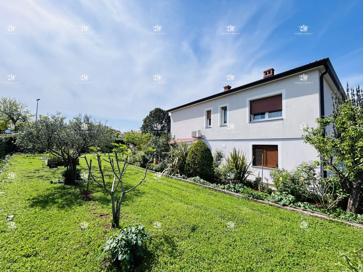 In vendita casa con 4 appartamenti, garage e ampio cortile – periferia di Umago, 1.500 m dal mare