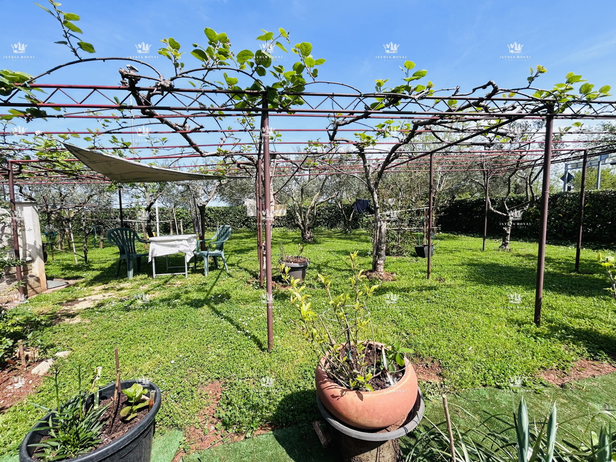 In vendita casa con 4 appartamenti, garage e ampio cortile – periferia di Umago, 1.500 m dal mare