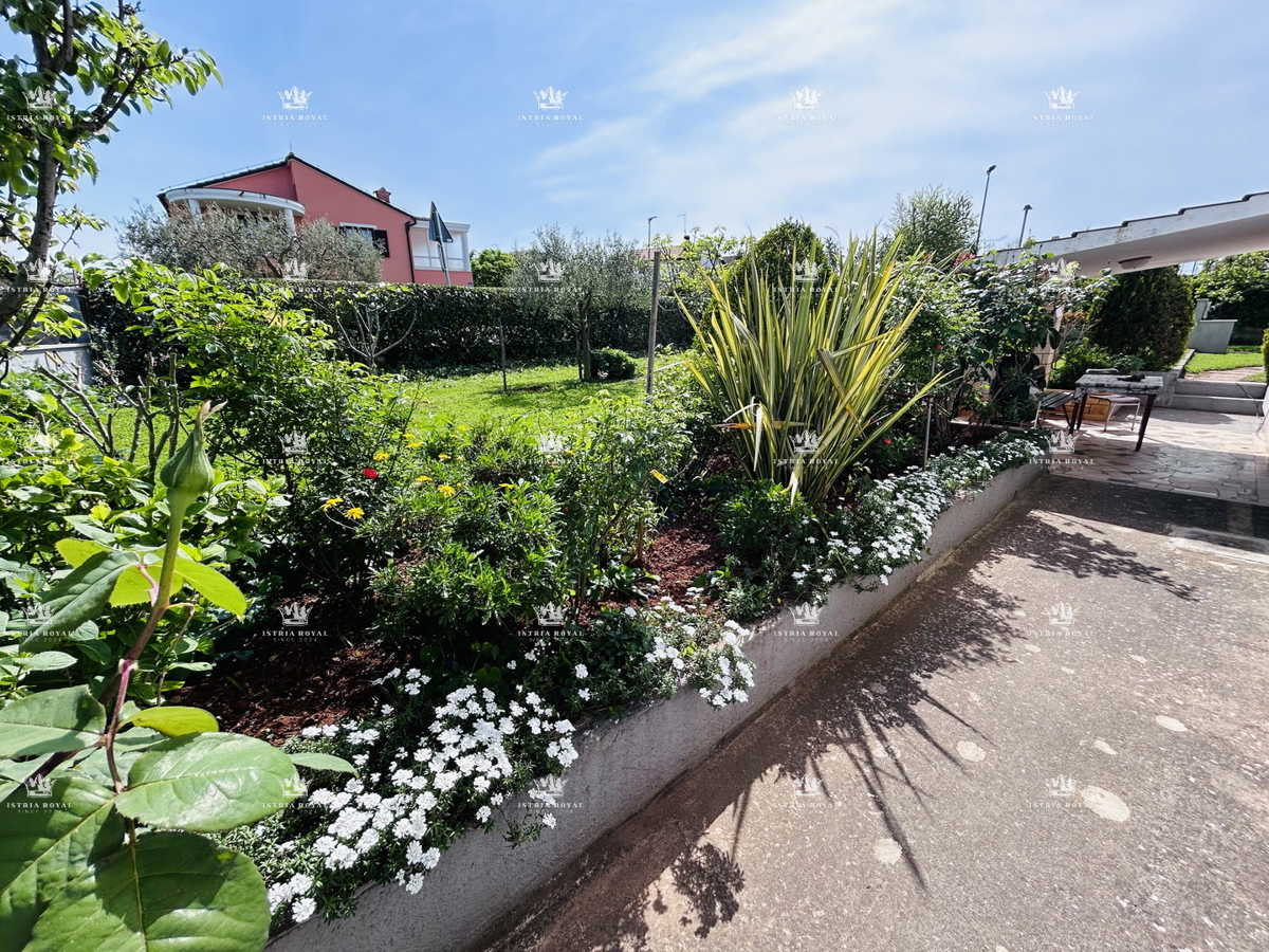 In vendita casa con 4 appartamenti, garage e ampio cortile – periferia di Umago, 1.500 m dal mare
