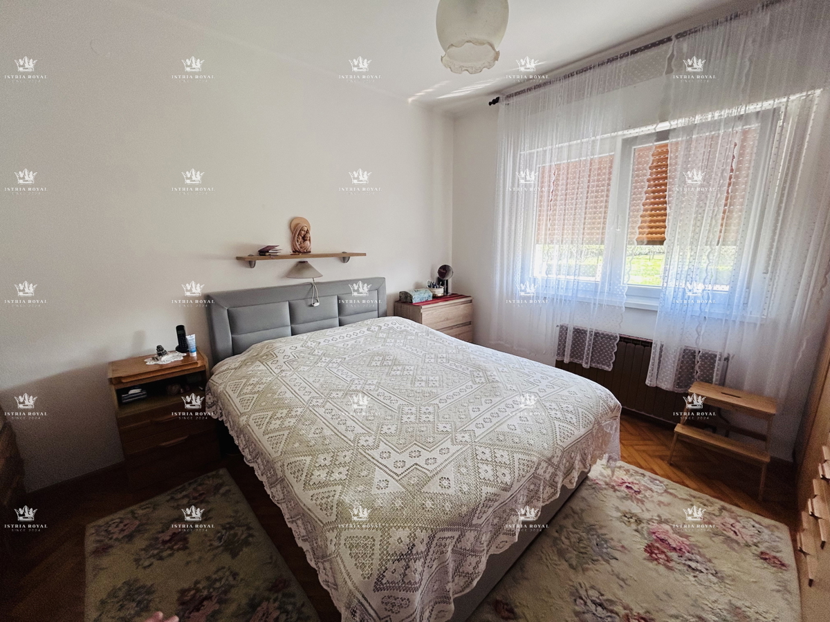 In vendita casa con 4 appartamenti, garage e ampio cortile – periferia di Umago, 1.500 m dal mare