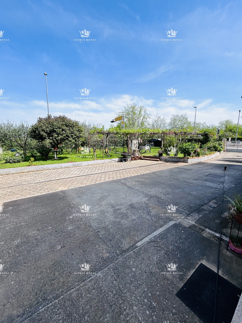 In vendita casa con 4 appartamenti, garage e ampio cortile – periferia di Umago, 1.500 m dal mare