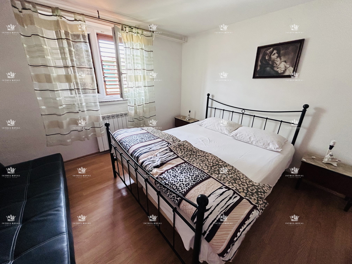 In vendita casa con 4 appartamenti, garage e ampio cortile – periferia di Umago, 1.500 m dal mare