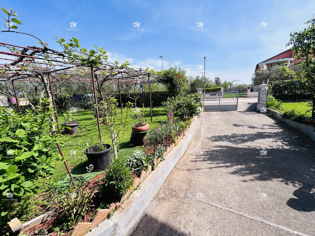 In vendita casa con 4 appartamenti, garage e ampio cortile – periferia di Umago, 1.500 m dal mare