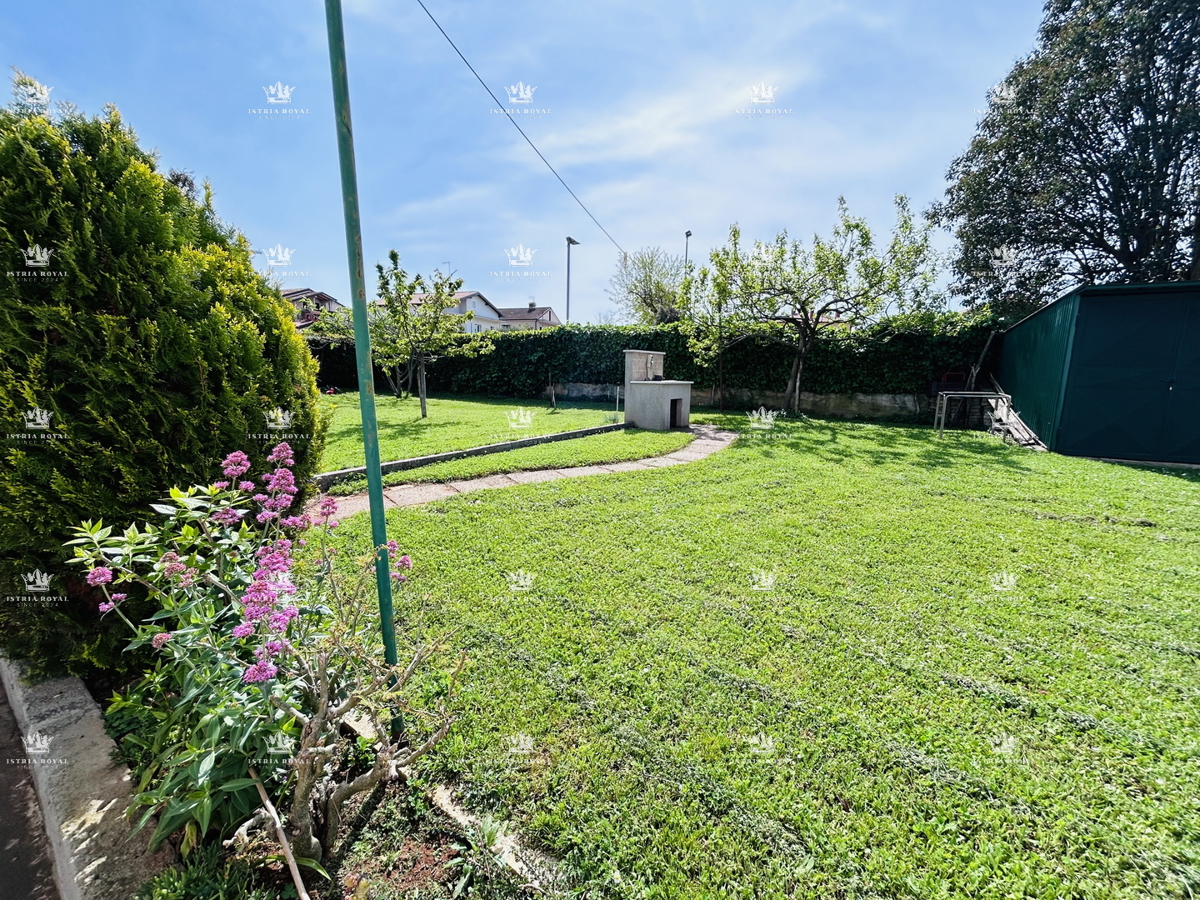 In vendita casa con 4 appartamenti, garage e ampio cortile – periferia di Umago, 1.500 m dal mare