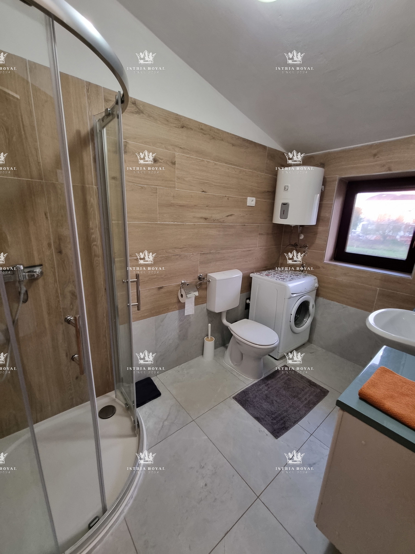 Istria, vendita casa con appartamenti a Zambratija, 170 m dal mare – 224 m², 2 appartamenti, 2 appartamenti, cantina e parcheggio!