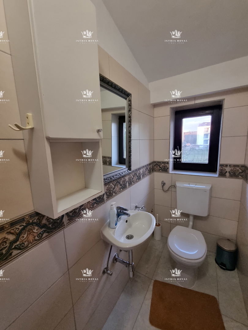 Istria, vendita casa con appartamenti a Zambratija, 170 m dal mare – 224 m², 2 appartamenti, 2 appartamenti, cantina e parcheggio!