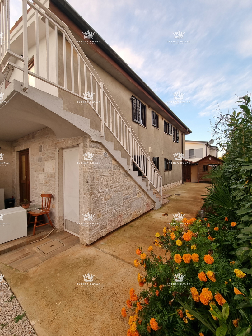Istria, vendita casa con appartamenti a Zambratija, 170 m dal mare – 224 m², 2 appartamenti, 2 appartamenti, cantina e parcheggio!