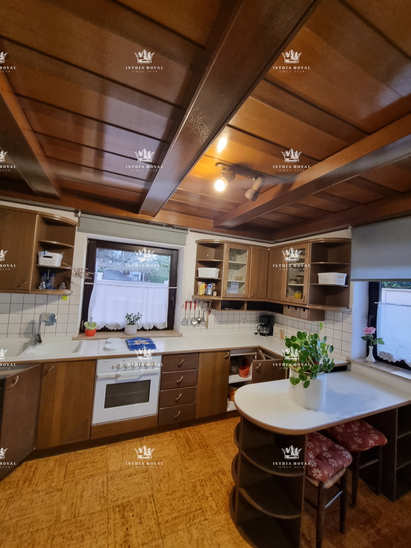 Istria, vendita casa con appartamenti a Zambratija, 170 m dal mare – 224 m², 2 appartamenti, 2 appartamenti, cantina e parcheggio!