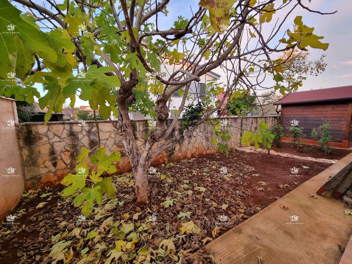 Istria, vendita casa con appartamenti a Zambratija, 170 m dal mare – 224 m², 2 appartamenti, 2 appartamenti, cantina e parcheggio!