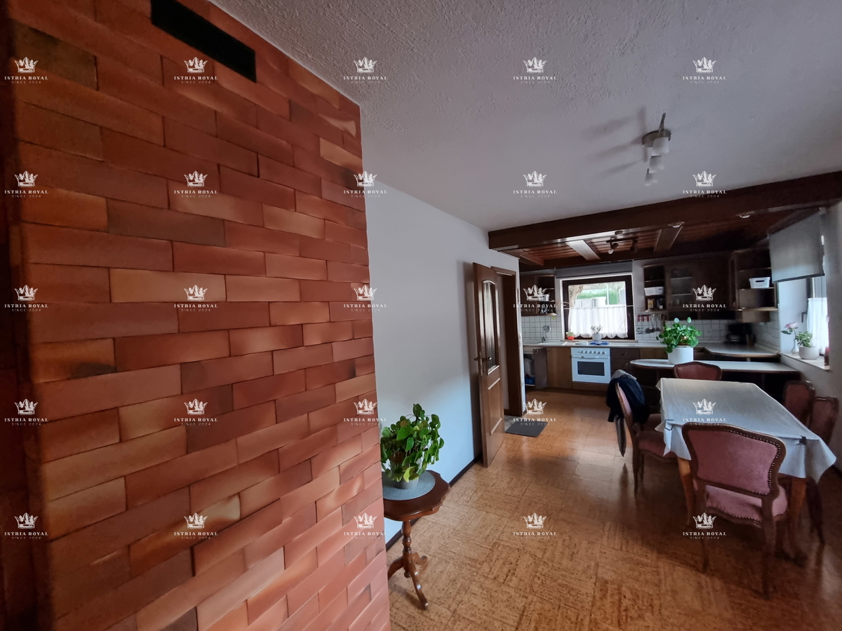 Istria, vendita casa con appartamenti a Zambratija, 170 m dal mare – 224 m², 2 appartamenti, 2 appartamenti, cantina e parcheggio!