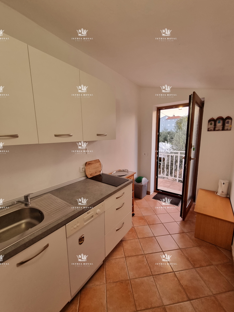 Istria, vendita casa con appartamenti a Zambratija, 170 m dal mare – 224 m², 2 appartamenti, 2 appartamenti, cantina e parcheggio!
