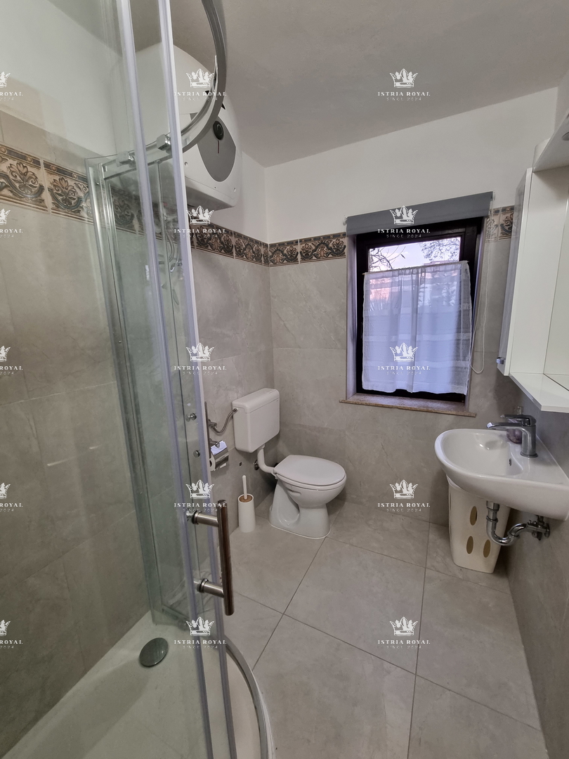 Istria, vendita casa con appartamenti a Zambratija, 170 m dal mare – 224 m², 2 appartamenti, 2 appartamenti, cantina e parcheggio!