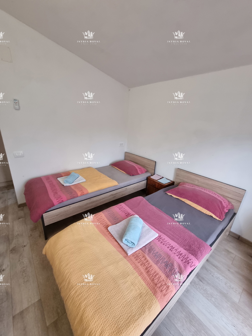 Istria, vendita casa con appartamenti a Zambratija, 170 m dal mare – 224 m², 2 appartamenti, 2 appartamenti, cantina e parcheggio!