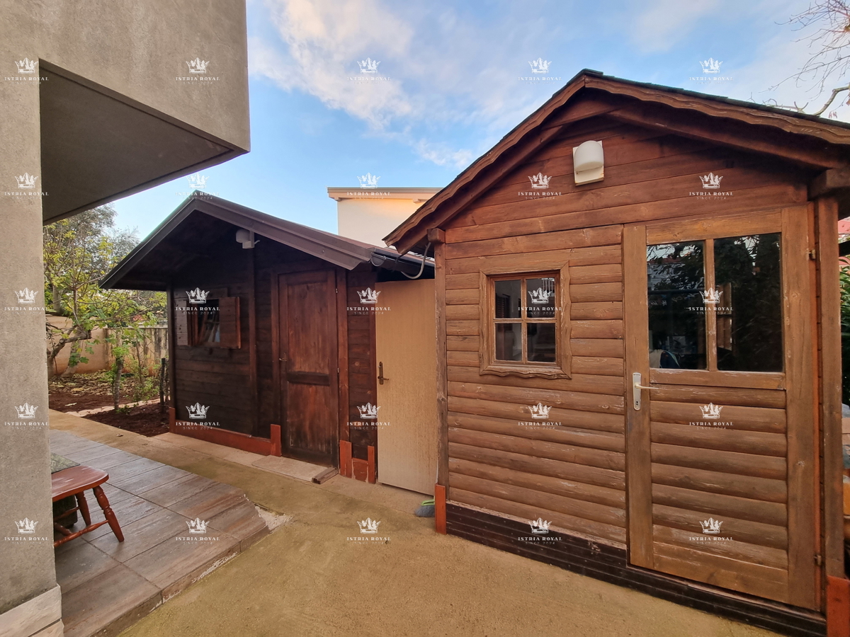 Istria, vendita casa con appartamenti a Zambratija, 170 m dal mare – 224 m², 2 appartamenti, 2 appartamenti, cantina e parcheggio!