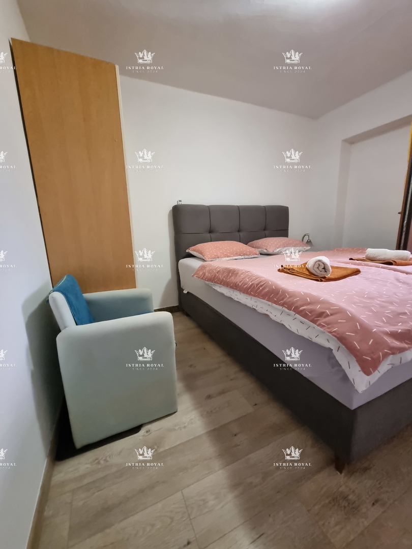 Istria, vendita casa con appartamenti a Zambratija, 170 m dal mare – 224 m², 2 appartamenti, 2 appartamenti, cantina e parcheggio!