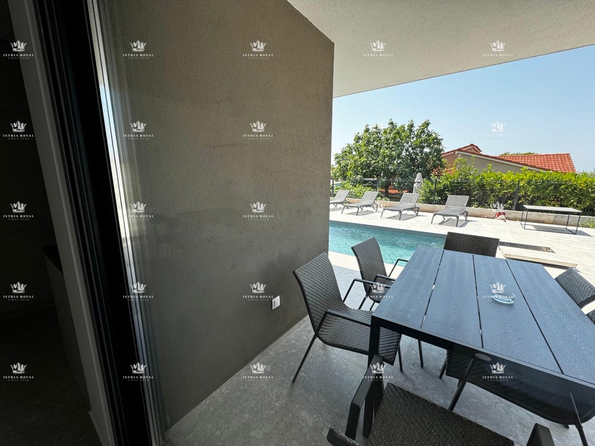 Istria, Poreč, Nova Vas, appartamento 96 m2, piscina privata, 3 camere da letto + soggiorno, nuova costruzione, 2 posti auto, vendita, occasione