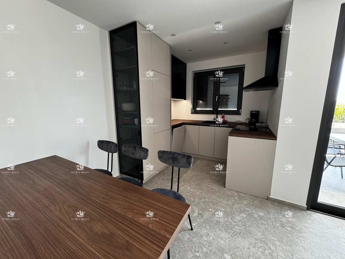 Istria, Poreč, Nova Vas, appartamento 96 m2, piscina privata, 3 camere da letto + soggiorno, nuova costruzione, 2 posti auto, vendita, occasione