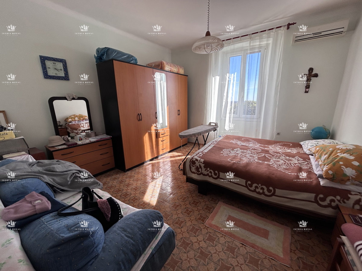 Istria, Buje, casa con vista mare 300m2, giardino, 2 terrazze, cortile