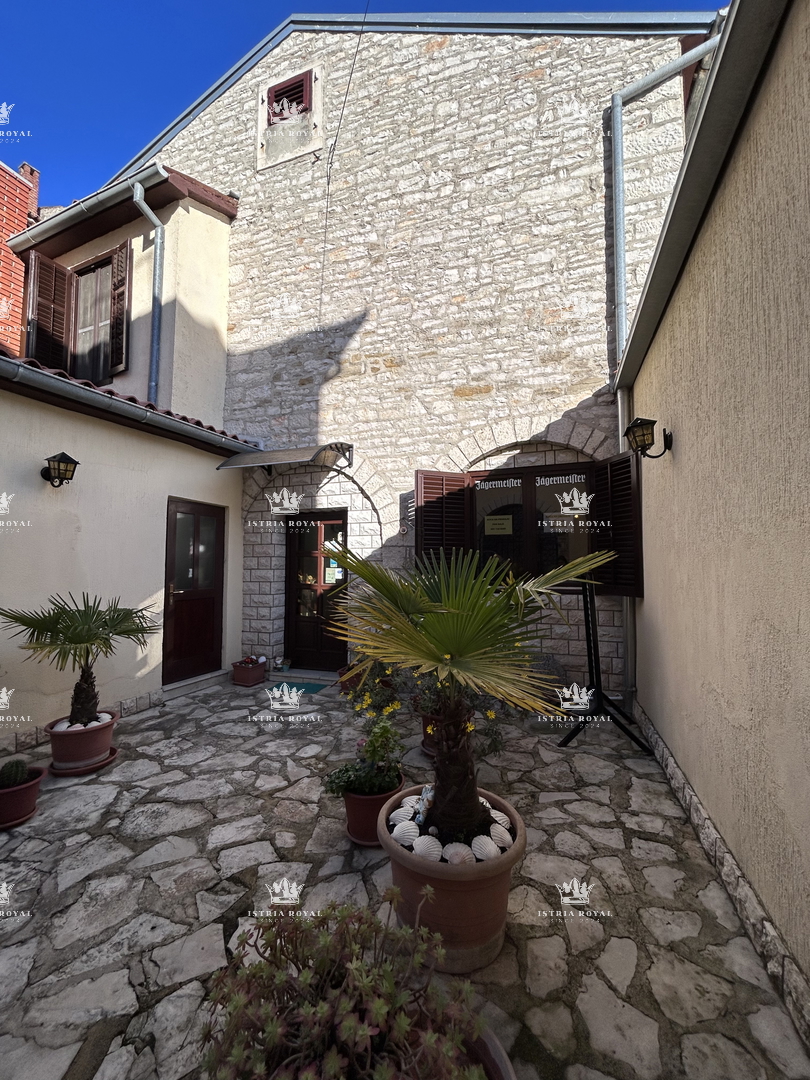 Istria, Buje, casa con vista mare 300m2, giardino, 2 terrazze, cortile