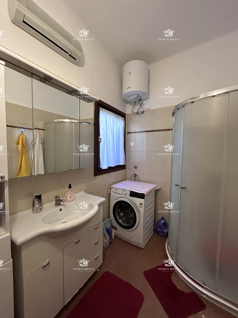 Istria, Buje, casa con vista mare 300m2, giardino, 2 terrazze, cortile